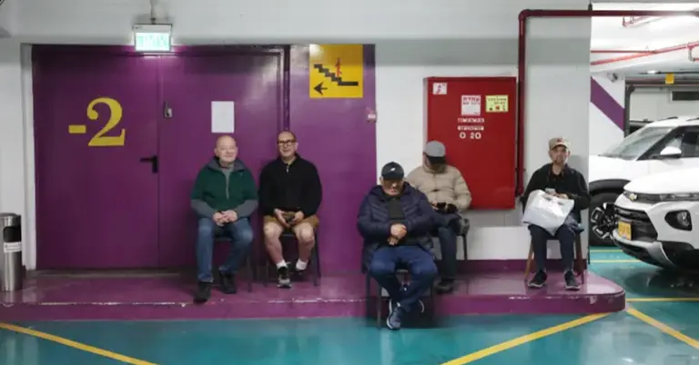 পার্কিং স্পেসে আশ্রয় নেয়া কিছু ইসরাইলি অধিবাসী